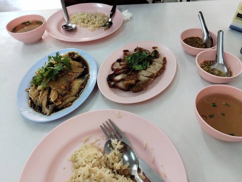 ไก่เบตง หมูแดง ข้าวมันไก่ และน้ำซุปวางเต็มโต๊ะ