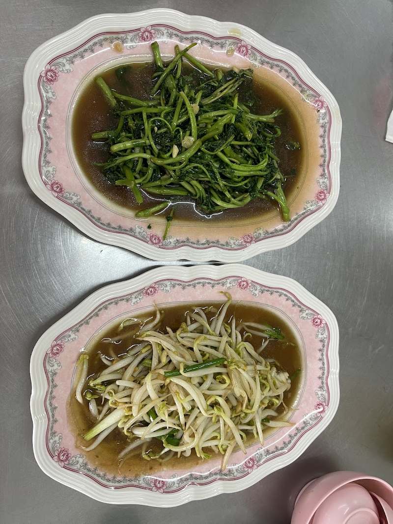ผัดผักบุ้งและผัดถั่วงอกน้ำซอส
