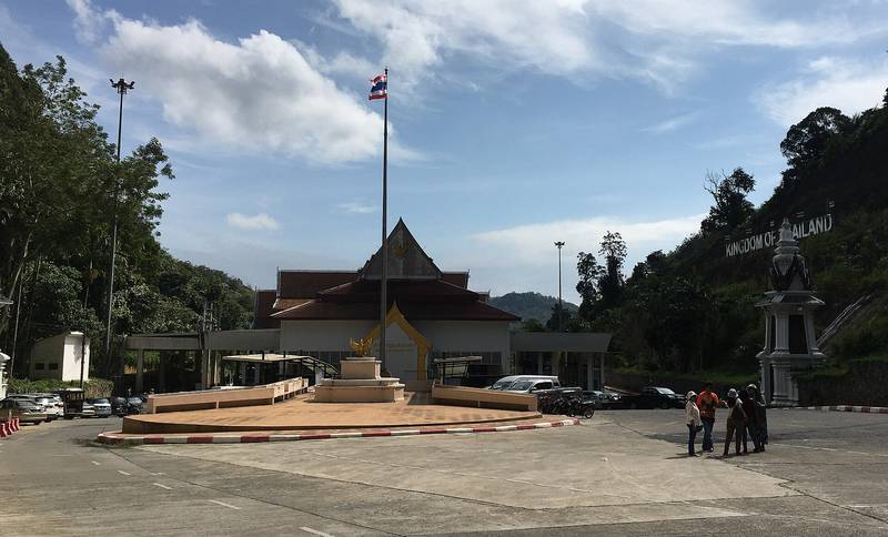 อาคารด่านเบตงทรงไทยและเสาธงชาติ ท่ามกลางเนินเขา