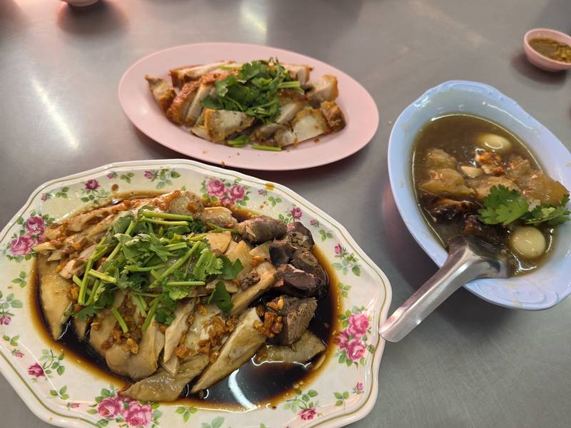จานไก่เบตงพันธุ์แท้กับเห็ดหอม วางคู่ถ้วยน้ำซุป