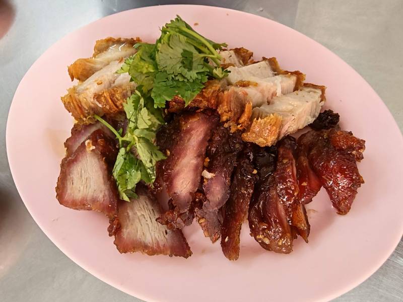 หมูแดงและหมูกรอบหั่นชิ้นโรยผักชี