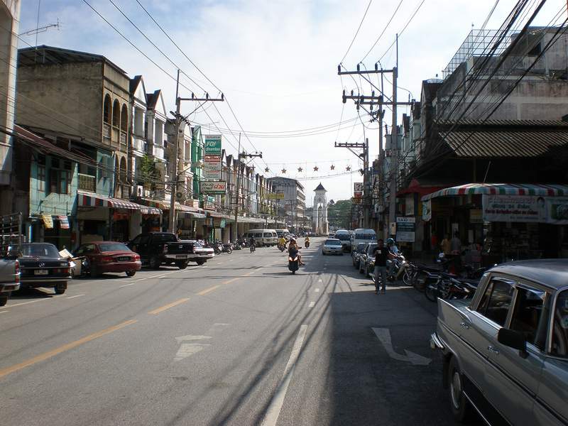ถนนสายหลักกลางเมืองเบตง มีตึกแถวเรียงสองฝั่ง